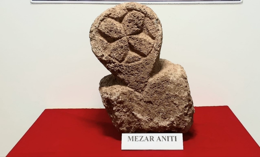 ‘Ortaçağ dönemine ait Çarkıfelekli Mezar Anıtı’ ile birlikte suçüstü yakalandılar