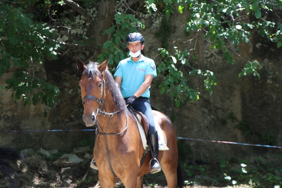 Ihlara Vadisinde atlı jandarmalar timleri devriyede