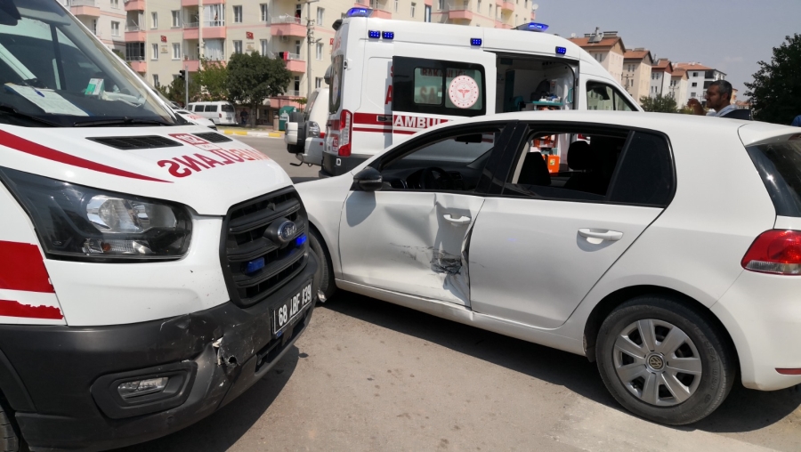 Ambulans ile otomobil çarpıştı 3 yaralı
