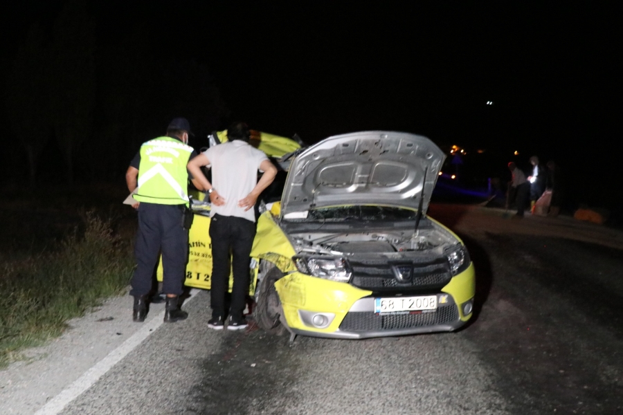 Otomobil traktöre arkadan çarptı: 2’si ağır 3 yaralı  