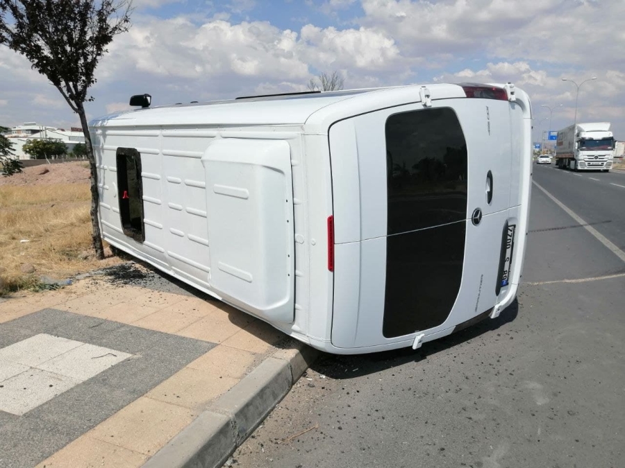 Servis minibüsü kaldırıma devrildi