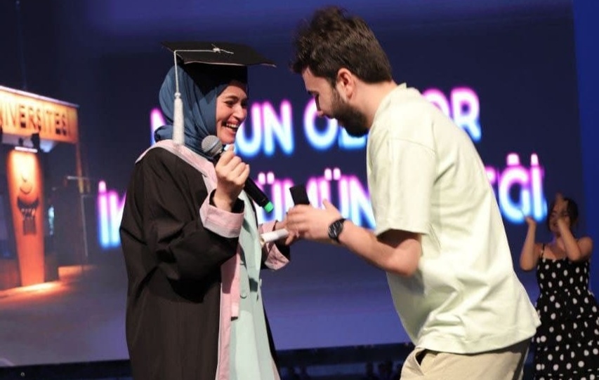 Mezuniyet töreninde sevgilisine evlenme teklif etti