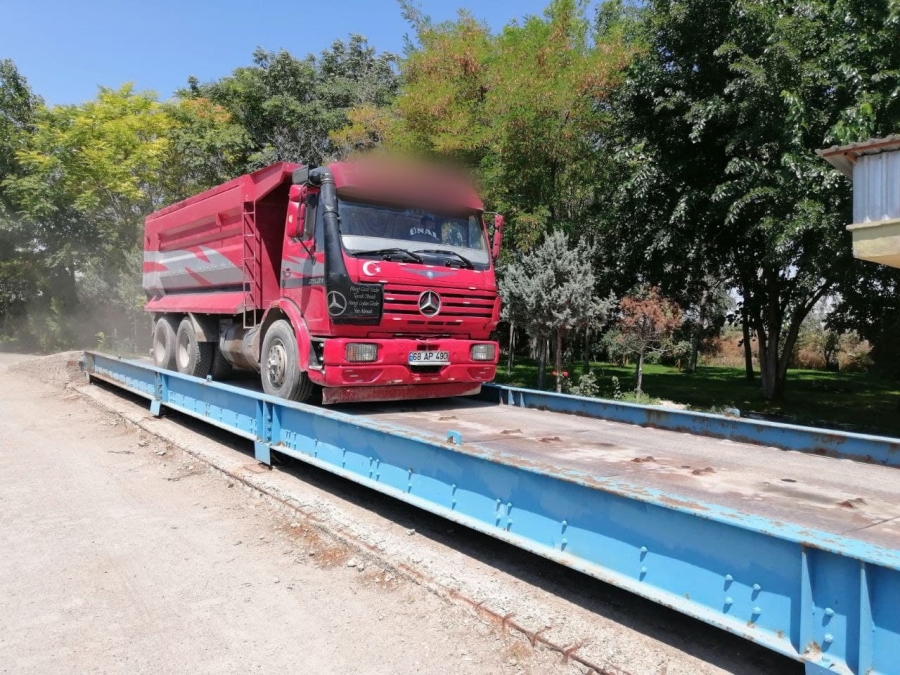 Hem kırmızı ışık ihlali yaptı,hem de kasasındaki kumu dökerek trafiği tehlikeye düşürdü