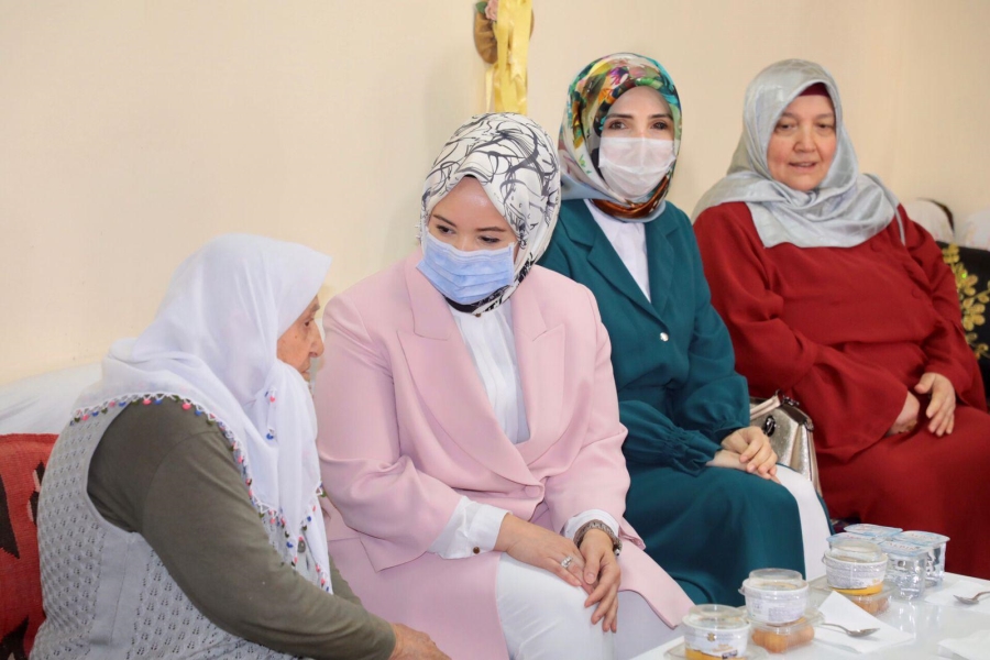 Huzurevi sakinlerini sevindiren ziyaret