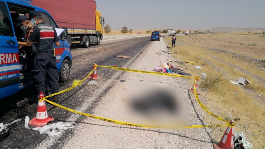 Hafif ticari araç takla attı; 1 ölü 4 ağır yaralı