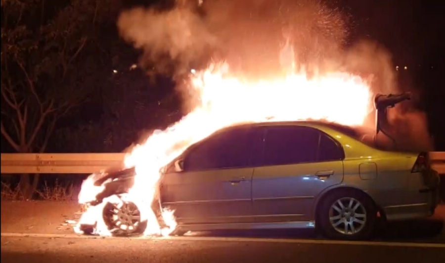 Seyir halindeki araba yanarak küle döndü