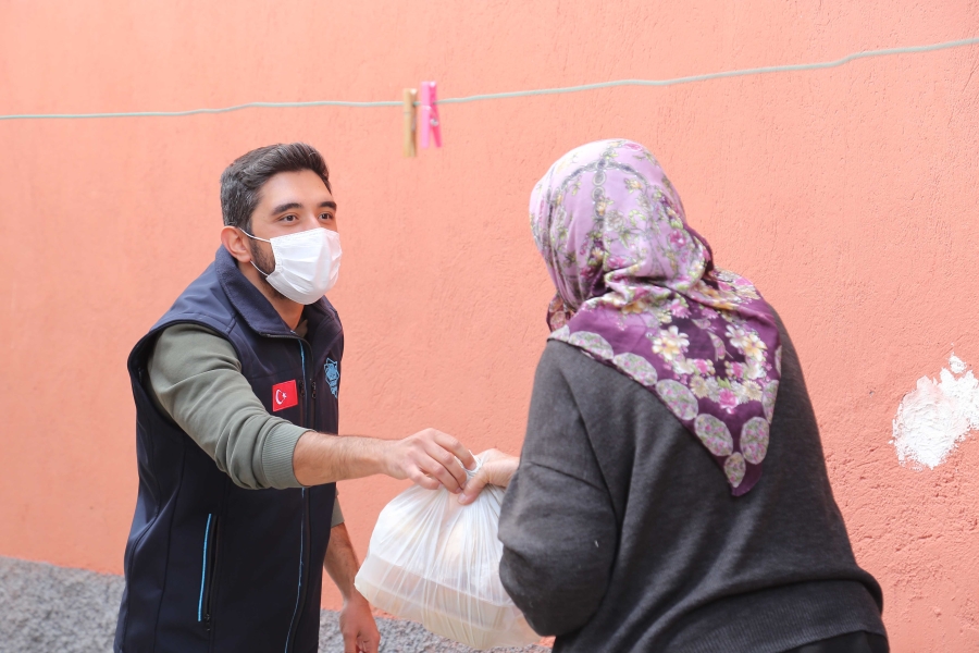 Aksaray Belediyesinden ihtiyaç sahibi ailelere sıcak yemek ikramı