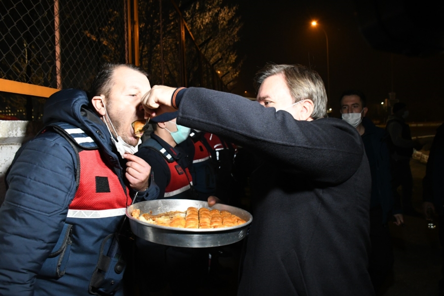 Vali Aydoğdu polis ve jandarma ekiplerine ikramda bulundu