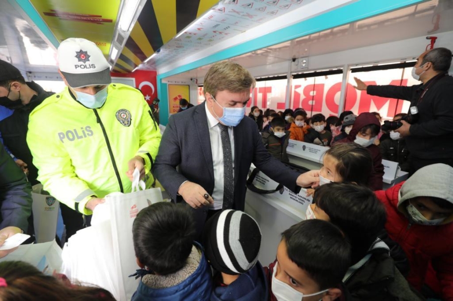 Mobil Trafik Eğitim Tırı Aksaray’da öğrencilerle buluştu