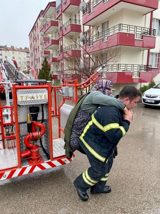Dumandan etkilenen yaşlı teyzeyi sırtında taşıyarak kurtardı