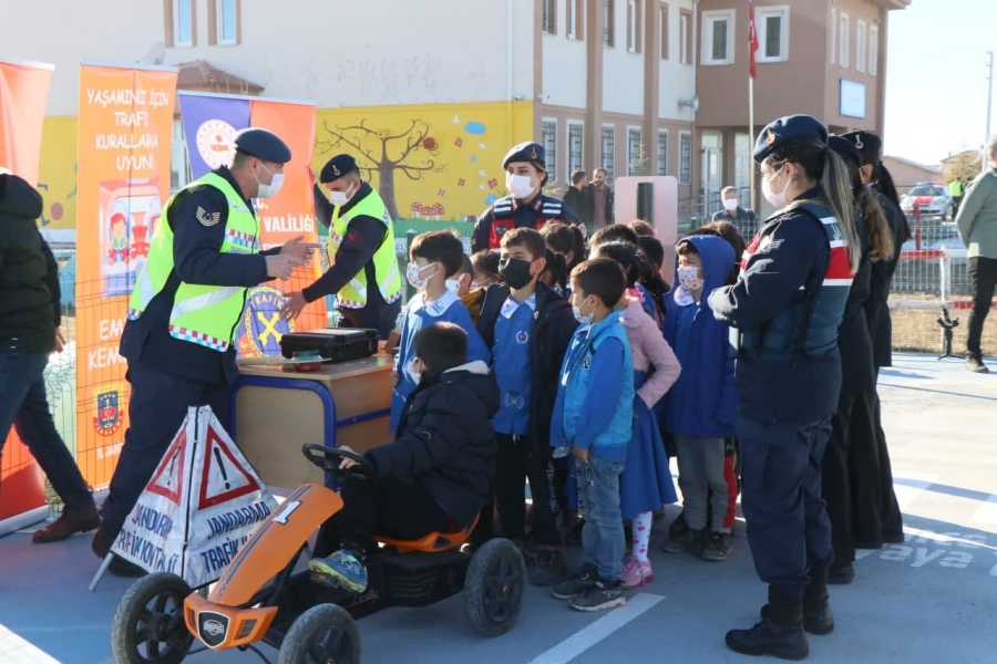 Jandarmadan köy okullarındaki öğrencilere trafik eğitimi