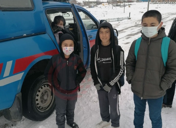 Yolda mahsur kalan öğrencilerin imdadına jandarma yetişti