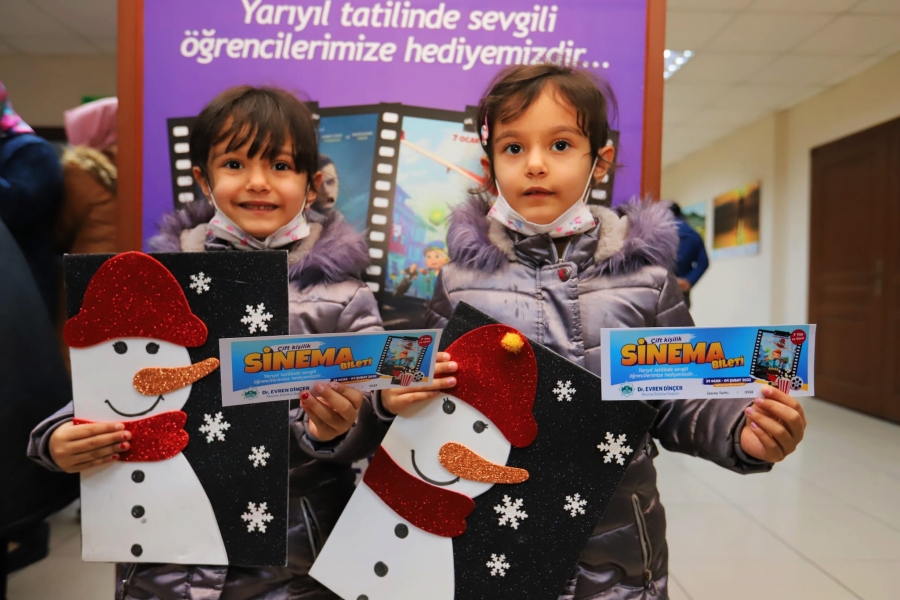 Karnesini Getiren Çocuklar Ücretsiz Sinema Biletini Alıyor