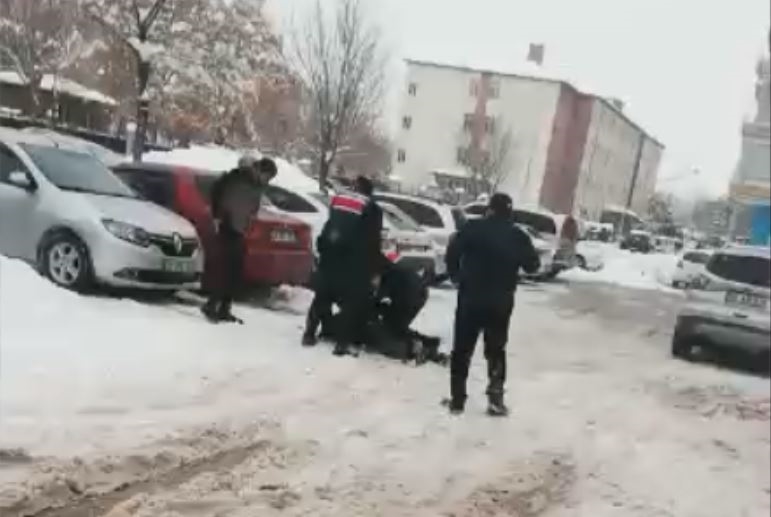 Babası eşini öldürmüştü, o da duruşma sonrası ağabeyini öldürdü