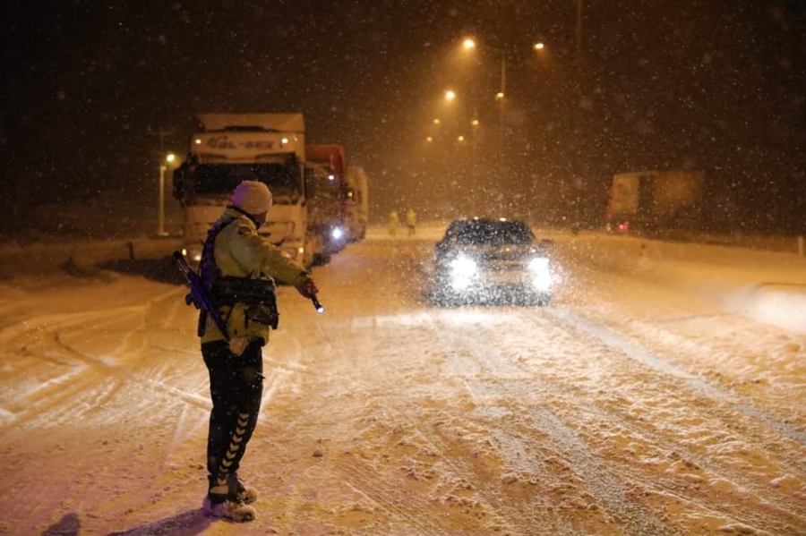 Kapanan yollar yeniden trafiğe açıldı