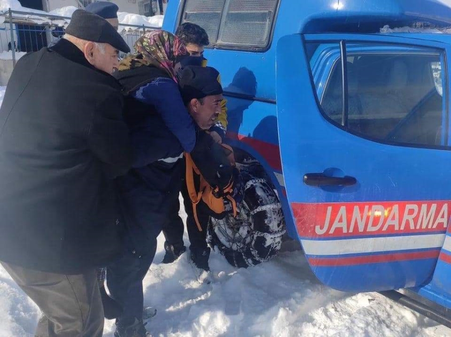 Mahsur Kalan vatandaşların yardımına jandarma yetişiyor