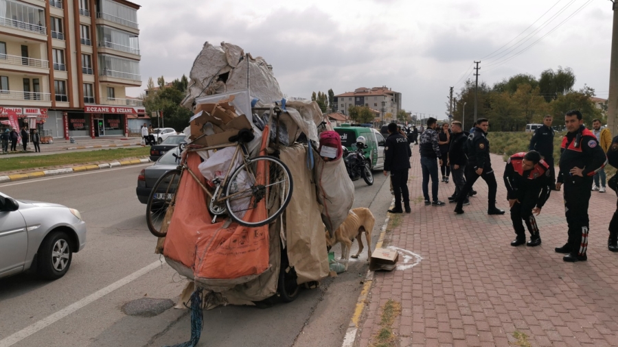 Yavru köpekleri vermemek için polise direndi