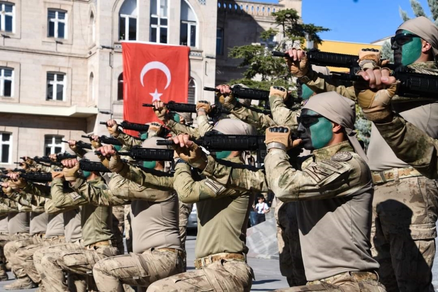 Cumhuriyet Bayramı kutlamalarında komandoların gösterisi nefes kesti