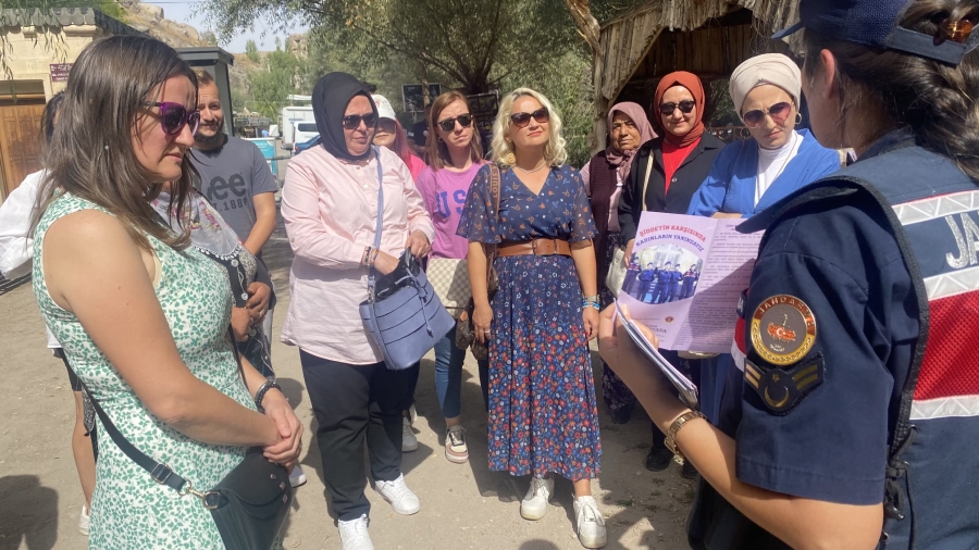 Yabancı turistlere  tercüman aracılığı ile KADES uygulamasının tanıtımı yapıldı 