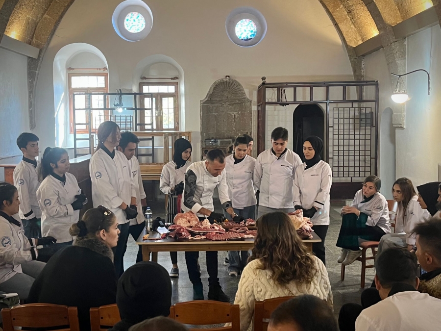 Ünlü Soner Şef, ASÜ öğrencilerine deneyimlerini aktardı