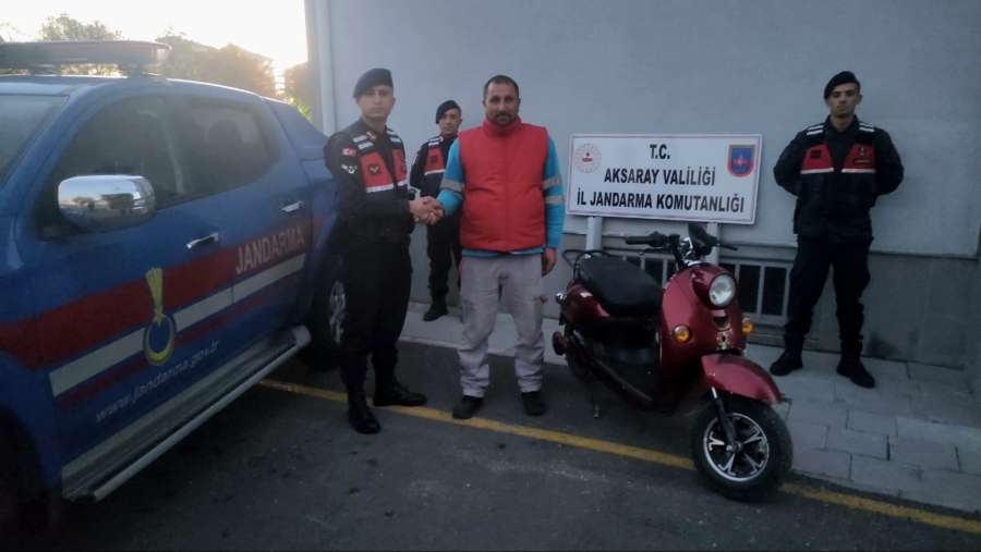 Çalıntı motosiklet jandarma ekiplerince bulunarak sahibine teslim edildi