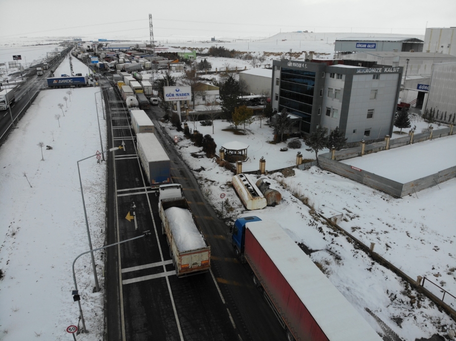 Kilometrelerce araç kuyruğu oluştu
