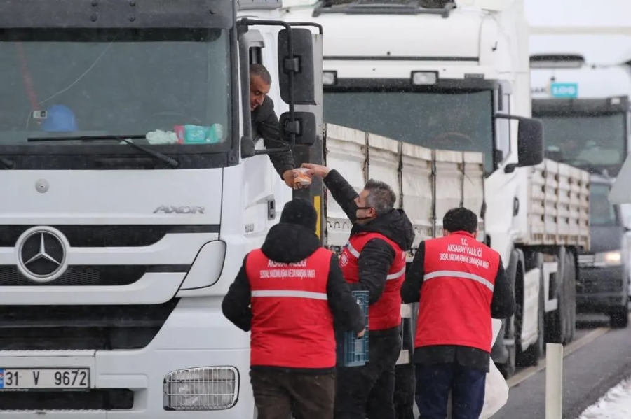 Zorunlu bekleyişte sıcak çorba ile ısındılar