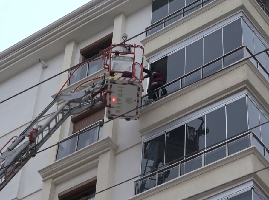 Apartmanın elektrik panosu yandı, vatandaşları itfaiye kurtardı