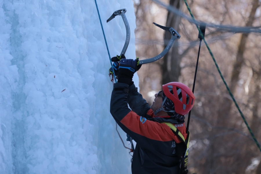Buz tutan ‘Gelinkayası’ şelalesi büyük ilgi görüyor