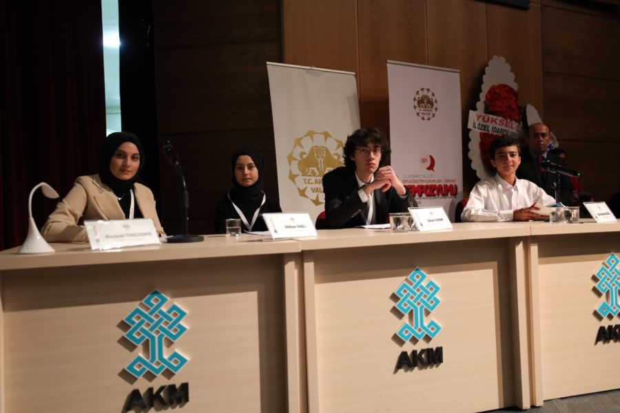 Vali ve bildiri sunan öğrencinin ‘Kravat, takım elbise’ diyaloğu gülümsetti