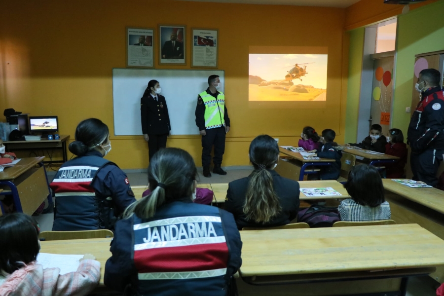 Öğrenciler çizgi film izleyerek eğitim aldı