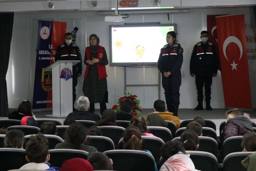 Jandarmadan öğrencilere “İnternet Bağımlılığı ve Güvenli İnternet Kullanımı Projesi”  eğitimi