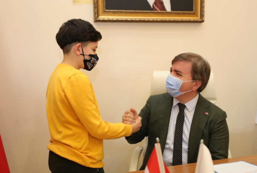 Diyabet hastası çocuklara sensörlü glikoz ölçüm cihazları dağıtılmaya başlandı