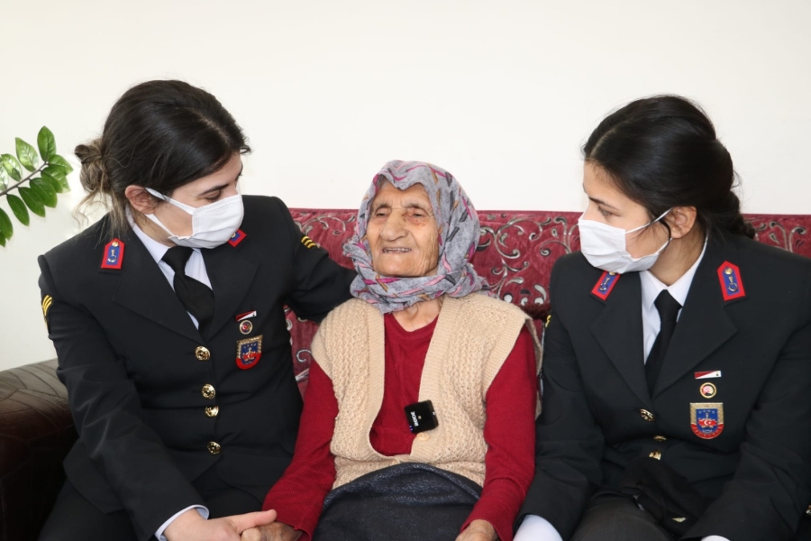 Aksaray’ın en yaşlı kişisi Atike nineye jandarmadan ziyaret