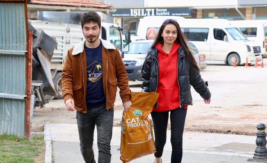Üniversite öğrencileri sokak hayvanları için mama ve su takviyesi yaptı