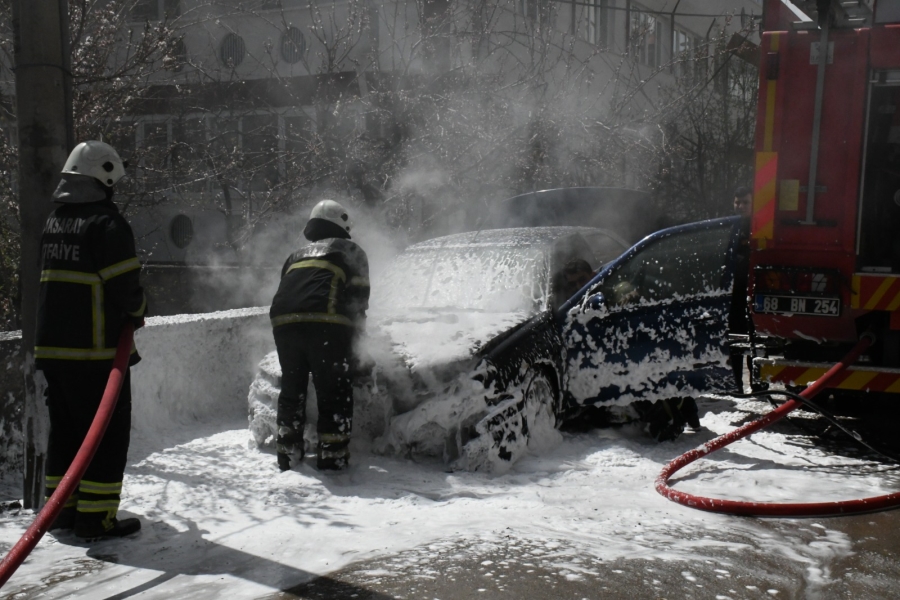 Park halindeki otomobil yanarak kullanılamaz hale geldi