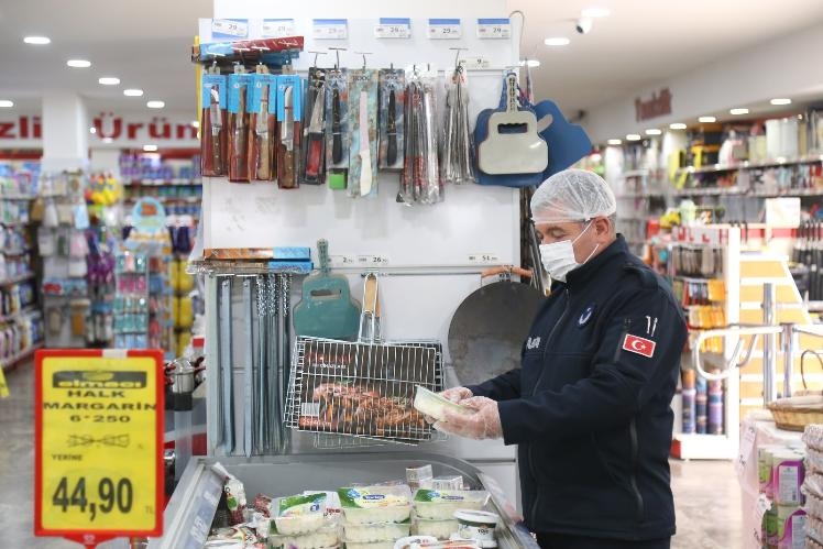 Aksaray’da zabıtalar ani baskınlarla denetim yapıyor