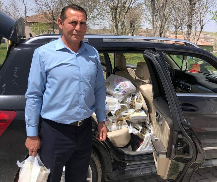 Belediye başkanı, tüm beldenin bayramlık şekerini karşıladı