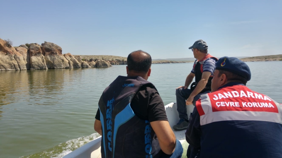 Mamasın barajında tekne ile kaçak avlanmaya denetim