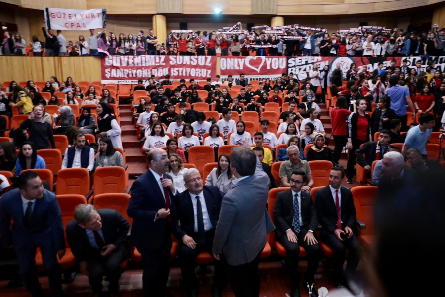 Bu yarışma başka; Gençler ‘Münazara’ ederek yarışıyor 