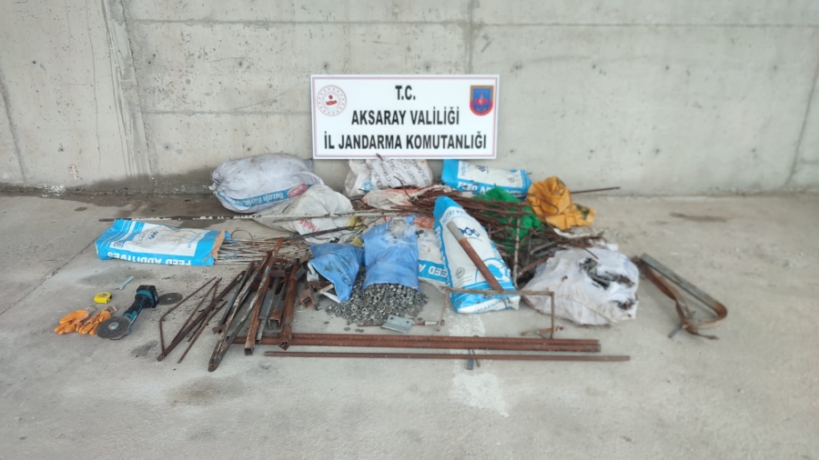 Karayolunda menfez demirini çalan şahıs suçüstü yakalandı