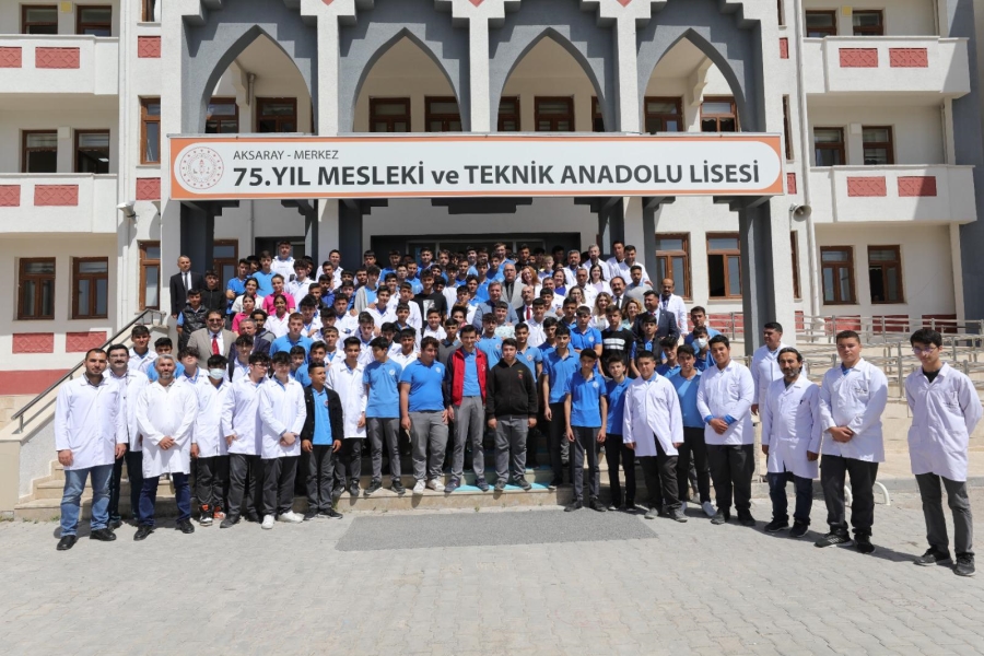Atık malzemelerden hayranlık uyandıran kütüphane kurdular