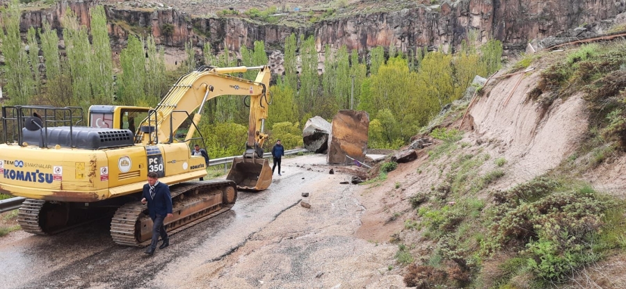 Belisırma Köyünde yamaçlardan düşen kayalar yolu trafiğe kapattı