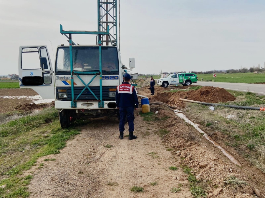 Ruhsatsız açılan kuyu jandarma ekiplerince kapatıldı