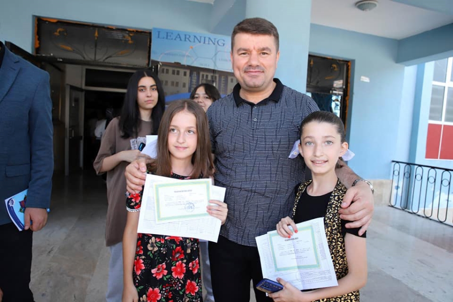 Başkan Dinçer çocukların karne heyecanına ortak oldu