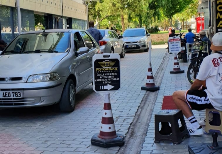 Araç trafiğine kapalı caddede otopark esnafları zor durumda bırakıyor