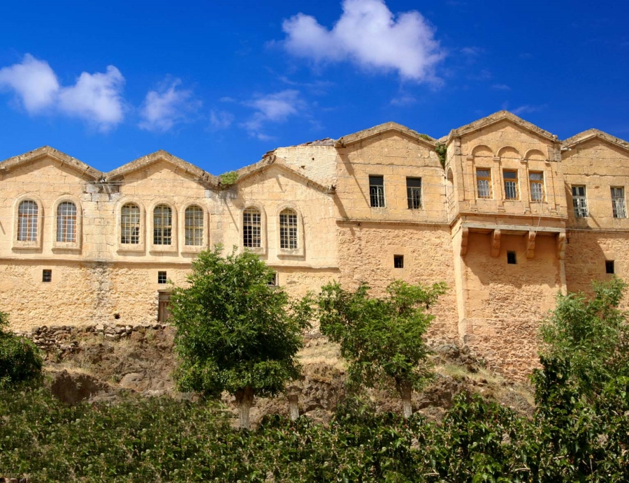 Kapadokya mimarisinin en güzel örneklerinden  Gelveri evleri 200 yıldır sağlam bir şekilde ayakta duruyor