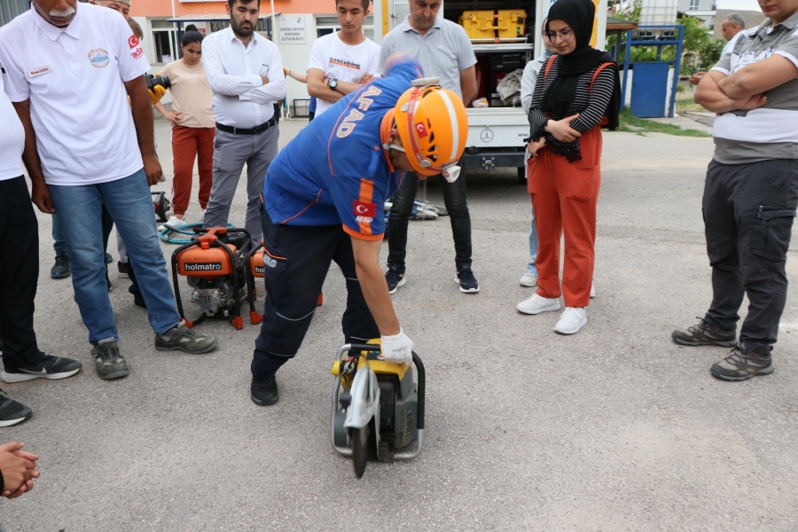 AFAD Gönüllüleri Zorlu Eğitimlerden Geçerek Göreve Hazırlanıyor
