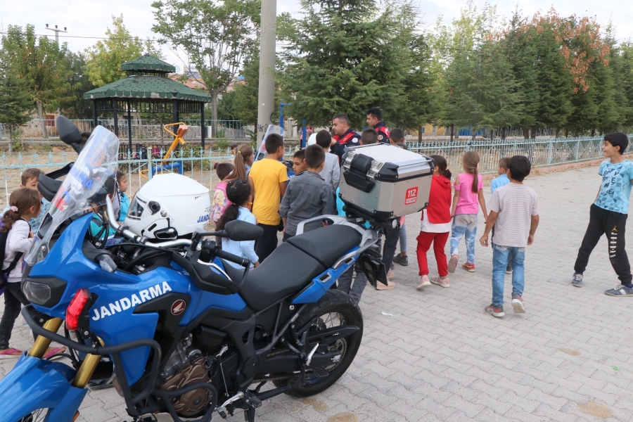 Jandarmadan çocuklara sürpriz ziyaret