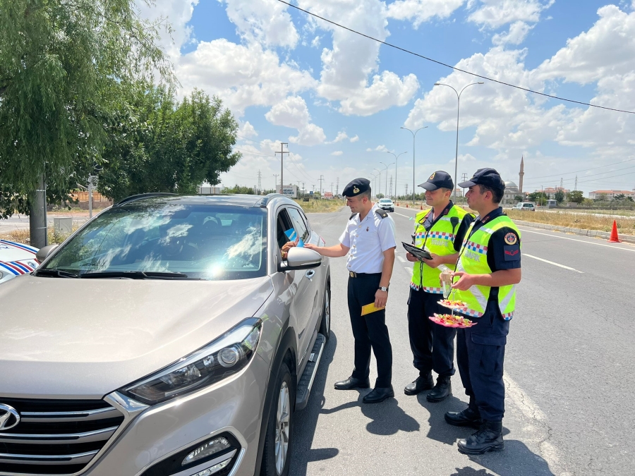 Jandarmadan hem denetim hem şeker ikramı